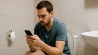 El uso del móvil en el baño podría aumentar el riesgo de hemorroides, según un estudio