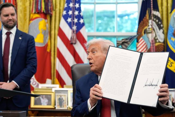 Trump firma un decreto para permitir que TikTok siga operando en Estados Unidos