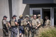 El FBI publica 2 fotos del sospechoso de asesinar de Charlie Kirk, al que intenta capturar