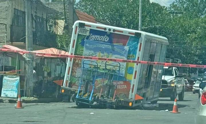 Camión refresquero cae en socavón