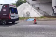 Ciclistas circulaban en la México-Pachuca cuando un auto los embistió; ¿cuál fue el saldo?