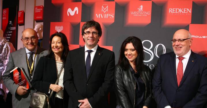 El PSC de Illa renueva el contrato a la mujer de Puigdemont para su programa de TV: cobra más de 7.000 euros