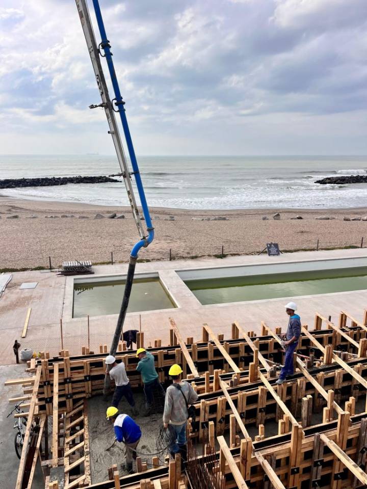 Avanzan las obras en la playa accesible de La Perla