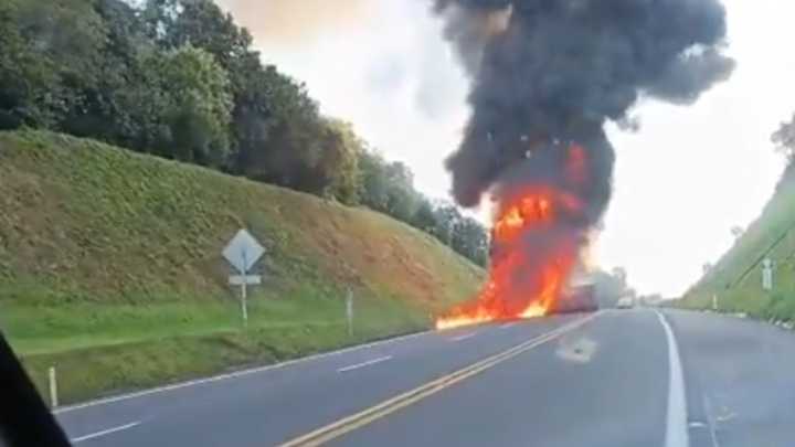 Una Pipa Cargada con Combustible Volcó y se Incendió en la Autopista México