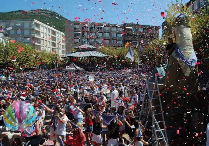 La coral Portus Victoriae prende con música y emoción la mecha festiva de Santoña