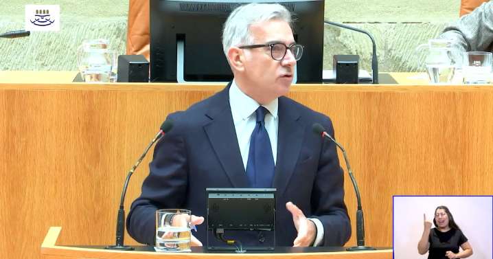 Un diputado de Vox arremete contra la portavoz de IU en el Parlamento de La Rioja: «Cállese, progre»