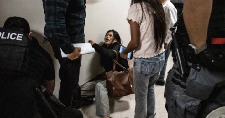 Agente del ICE azota en el piso a mujer ecuatoriana frente a sus hijos en Nueva York