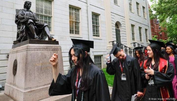 Universidad de Harvard logra victoria legal contra Trump: justicia revocó la congelación de fondos en subvenciones