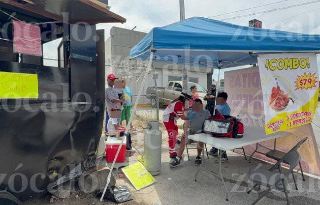 Choca a exceso de velocidad contra puesto de gorditas en Mirasierra y lesiona al dueño del negocio