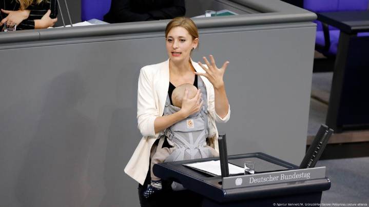 Diputada pronuncia discurso con su bebé y abre debate sobre cuidado infantil