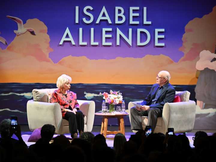 Isabel Allende en el Teatro Cervantes: "Con una familia como la mía no tengo que inventar nada”