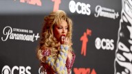 Doja Cat Applies And Eats Her Lipstick On 2025 VMAs Red Carpet