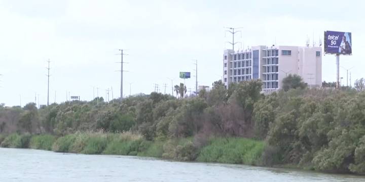 Undocumented man tries knocking Border Patrol agents off boat