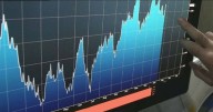 Primera reacción tras el anuncio de Bessent: el riesgo país baja y vuelve a ser de tres cifras
