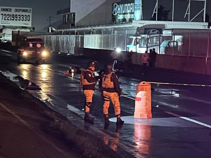 IBAN EN SU MOTOCICLETA A LA CAPITAL MEXIQUENSE, PERO SUS CUERPOS QUEDARON SIN VIDA EN LA CARRETERA TOLUCA