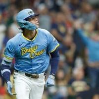 Brewers become first club to clinch MLB playoff berth