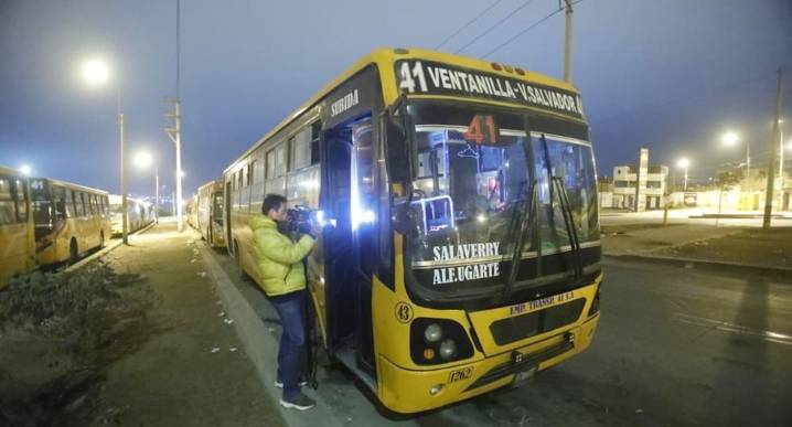 Transportistas se movilizan contra la inseguridad y se dirigen al Congreso