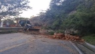 Gobierno del EdoMéx atiende derrumbe en la carretera Ixtapan