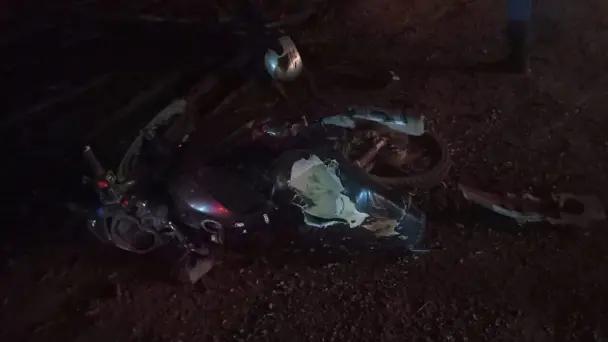 Choque de dos motos deja a mujer sin vida