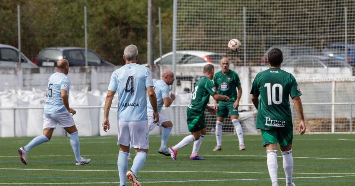 Galería | El ACD Cartelle inaugura su campo con el encuentro entre veteranos del Celta y Racing de Ferrol