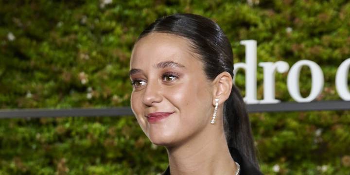 Victoria Federica apuesta por llevar un pañuelo al cuello, el truco favorito de la infanta Elena y la reina Sofía