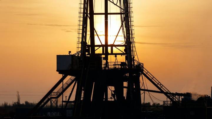 Precios del petróleo caerán significativamente en los próximos meses: agencia de EU