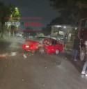 AUTOMOVILISTA CIRCULABA A EXCESO DE VELOCIDAD Y CHOCÓ CONTRA UN ÁRBOL EN TULTITLÁN; CONDUCTOR QUEDÓ PRENSADO