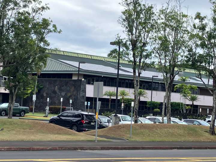 Fix It! Big Island Buildingʻs Solar Panel System Is On The Blink