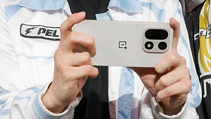Possible OnePlus 15 appears in the real world, and in a surprising color