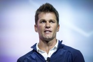 Tom Brady sale del retiro para jugar fútbol bandera en Arabia Saudí
