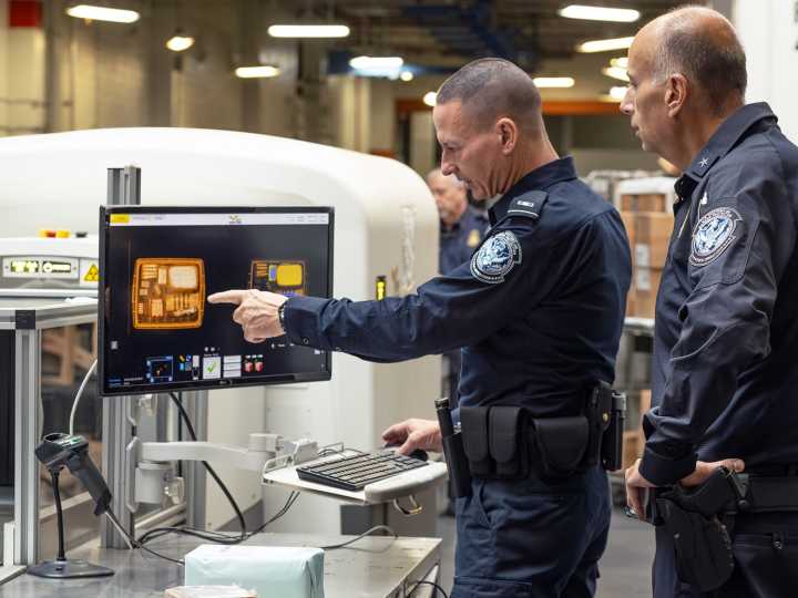 ¿Pueden revisar tus dispositivos electrónicos en los aeropuertos?