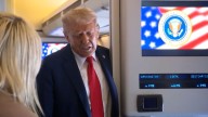 Trump plantea revocar licencias de televisión por cobertura negativa hacia él