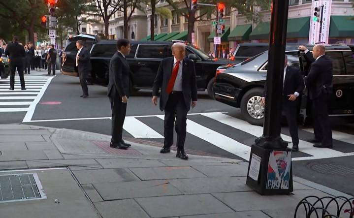 Abuchean a Trump por segunda vez esta semana; manifestantes propalestinos lo increpan en restaurante en Washington