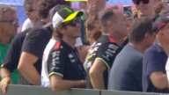 Las cámaras pillan a Valentino Rossi entre risas tras la dura caída de Marc Márquez en San Marino