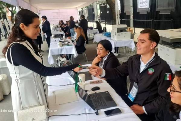 Desfilan juzgadores afuera del Senado para registrarse