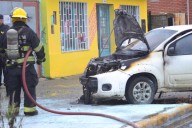 Se incendió parte del motor de un vehículo estacionado