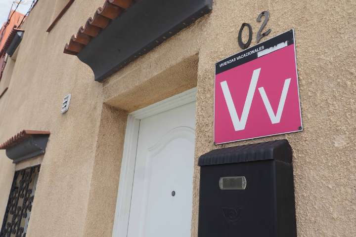 Airbnb elimina 10.000 anuncios de alquileres a corto plazo irregulares en Canarias