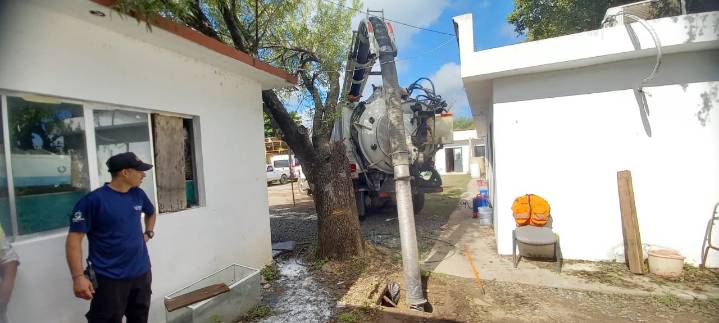 Desazolvan redes de drenaje sanitario de Padilla y Güémez