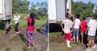 Pobladores ‘rapiñan’ camión que se detuvo para cambiar una llanta, en Chiapas