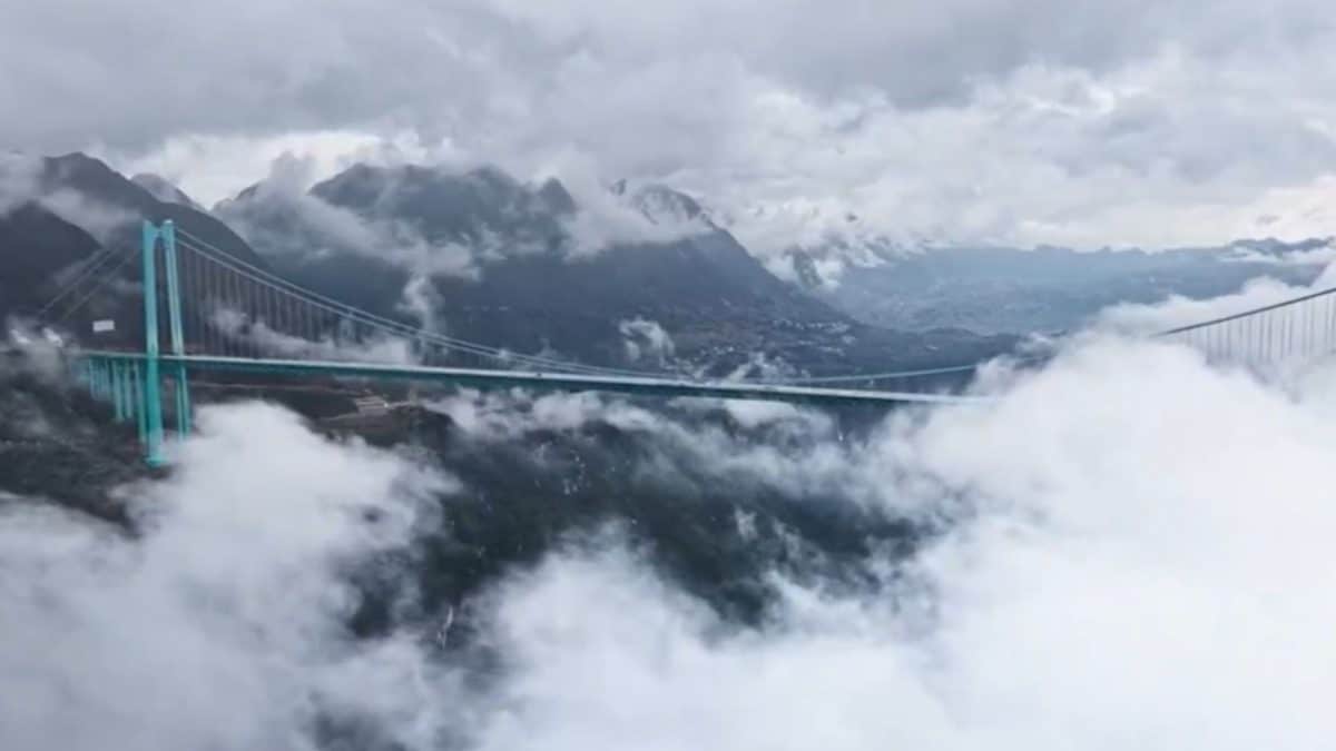 China Opens World’s Tallest Bridge, Cuts Travel Time To 2 Minutes From 2 Hours