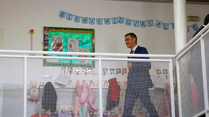 Sánchez anuncia la reducción por ley de las horas lectivas en aula de los profesores