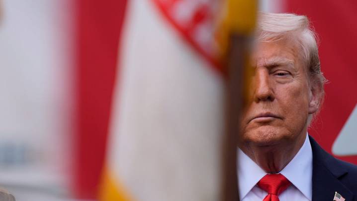 Trump calls on all NATO countries to stop buying Russian oil, threatens 50% to 100% tariffs on China
