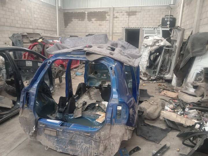 Cateo en Toluca: Fiscalía recupera carrocerías y autopartes de vehículos robados
