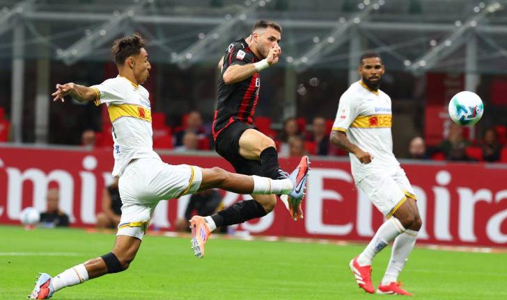 Santiago Giménez se libera y mete al Milan en octavos de Copa Italia