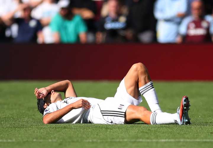 ¡Se encienden las alarmas en México! Raúl Jiménez sale lesionado tras hacerle gol al Dibu Martínez