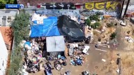 El extenso campamento de indigentes de Los Ángeles cuenta con pista de tenis, jardín y asador