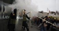 Policía se enfrenta a manifestantes de la marcha contra Boluarte y Congreso entre Jirón de la Unión y Ocoña