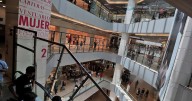 Ventas del comercio repuntan impulsadas por vestuario y compras de turistas
