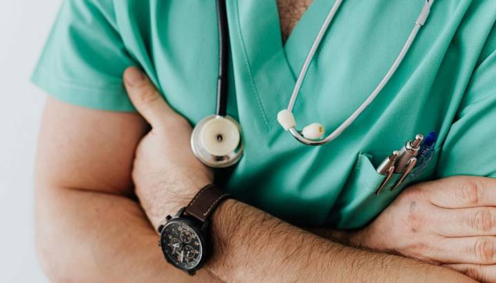 Médico provocó que le amputaran las piernas porque "sentía interés sexual" y podía cobrar seguro en Reino Unido