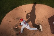 Ranger Suárez brilla y Filis vencen 2-0 a Cerveceros para ganar serie entre líderes 